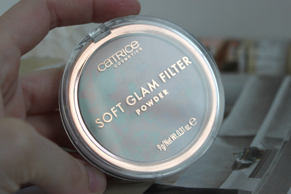 Пудра Catrice Soft Glam Filter Powder.