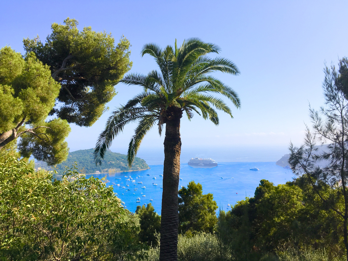 Французский курорт по дороге из Ниццы в Монако