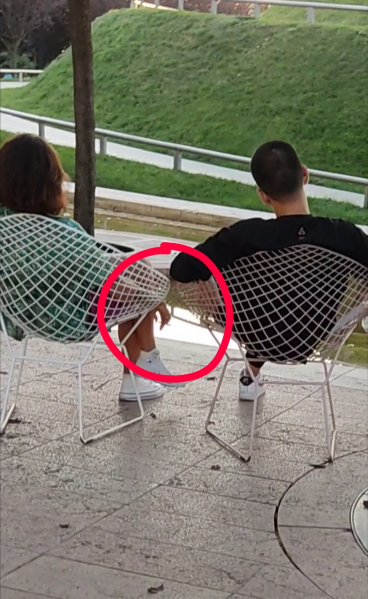 Те люди возле меня с сигаретой