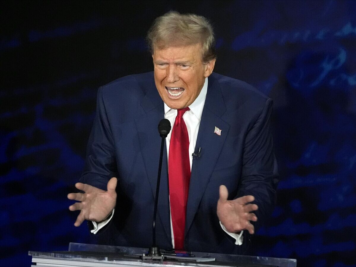    Кандидат в президенты США Дональд Трамп выступает на предвыборных дебатах с Камалой Харрис© AP Photo / Alex Brandon