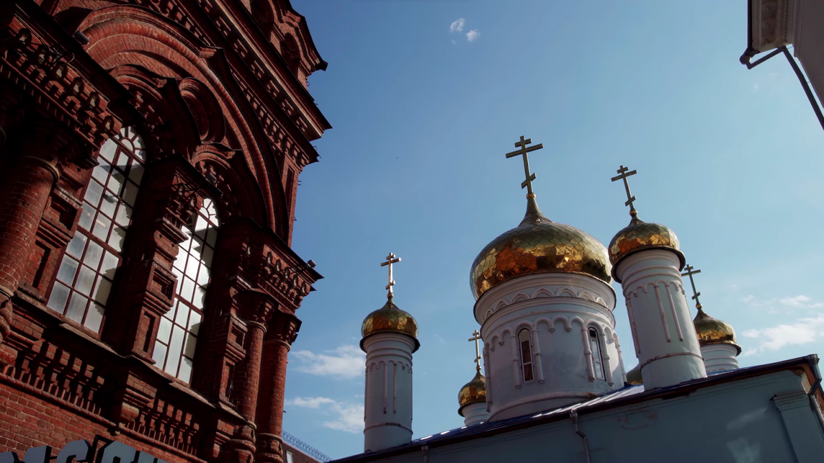 Еще это прекрасный ориентир. Колокольня находится с самом центре, рядом с улицей Баумана, так что точно не заблудишься.