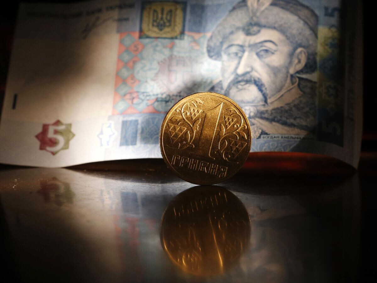    Денежные купюры и монета гривны Украины© РИА Новости / Александр Демьянчук