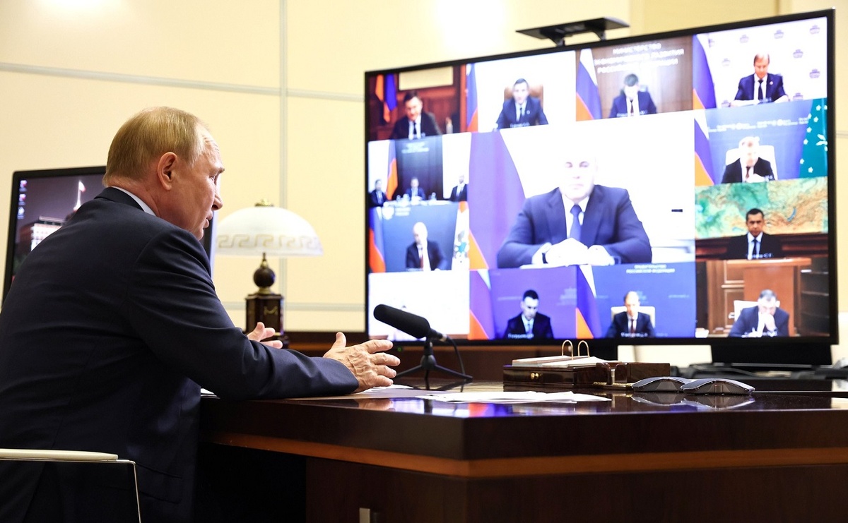 Первым делом глава государства заслушал доклад полпреда президента на Дальнем Востоке Юрия Трутнева.  Фото: Фото: Пресс-служба президента России / kremlin.ru