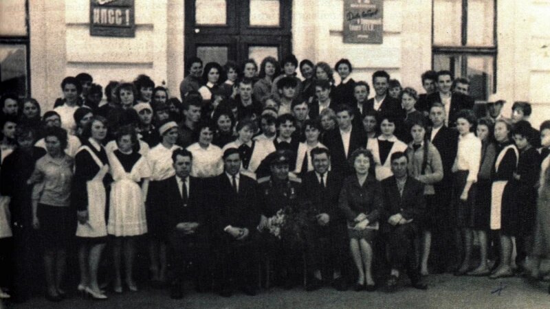     Герман Титов с выпускниками Целинной школы, 1966 год. vk.com/kraevedaltay/Соловиченко В. И. Родимая земля - Целинный район. История. Люди. События