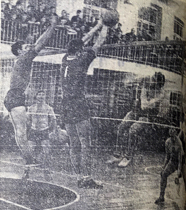 Игровой момент матча СКА Ростов-на-Дону и «Буревестник» Алма-Ата. Справа атакует Ж. Саурамбаев игрок команды «Буревестник» Алма-Ата