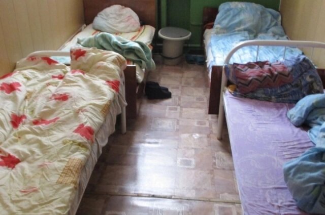    В комнатах постояльцев не было даже тумбочек для хранения вещей. Фото: СУ СК по Алтайскому краю