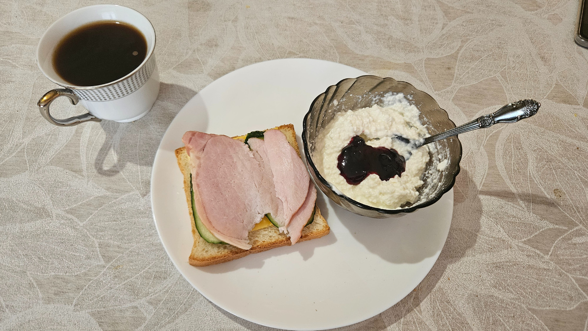 Завтрак. Творог со сметаной и джемом, хлеб тостовый, сыр Хохланд чизбургер, огурец, корейка (некрасиво отрезалась). 565 ккал