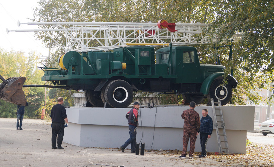 Момент монтажа буровой установки на постамент возле бывшей проходной машзавода