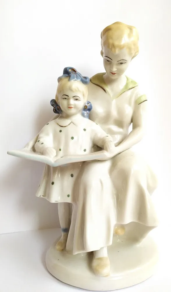 Скульптор И. Коломиец. Фарфоровая статуэтка "Первая буква". 1960 г.  Полонский фарфоровый завод. 1960-е - 1970-е гг.