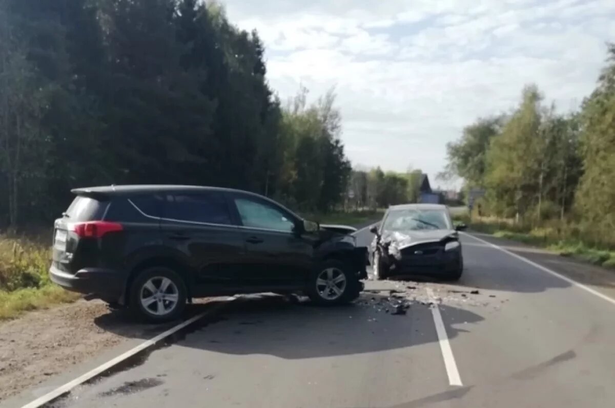    Под Тверью на «встречке» столкнулись автомобили, три человека пострадали