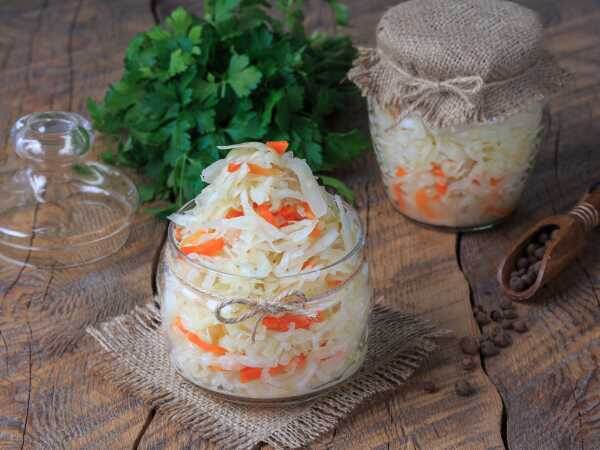 Все мы знаем, что квашеная капуста - не только вкусный, но и очень полезный продукт, поскольку содержит множество витаминов и микроэлементов, которые недополучает наш организм в холодное время года. В наше время не многие имеют возможность запастись квашеной капустой впрок, но любая хозяйка всегда может приготовить немного для своей семьи, и ей для этого не нужно иметь деревянную бочку или бочонок, достаточно 3-х литровой стеклянной банки или эмалированной глубокой посуды. За всю историю существования такого блюда как квашеная капуста появилось множество рецептов ее приготовления. Каждый может выбрать на свой вкус. Сегодня предлагаю приготовить квашеную капусту в банке в собственном соку (без добавления рассола)...