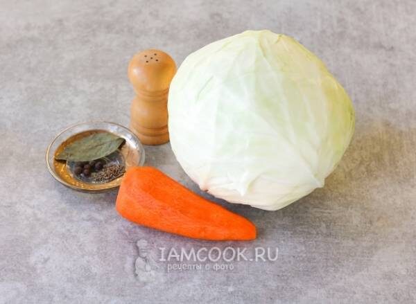 Очищенную морковь нарежьте тонкими длинными брусочками. Капусту нашинкуйте с помощью специальной терки или тонко нарежьте.

Нарезанная морковь, в отличие от натертой на терке, в меньшей степени окрасит капусту в процессе квашения, и капуста сохранит свой естественный цвет.