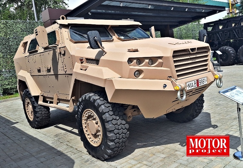 Легкобронированный МЗКТ-480101. Количество мест 2+3, полная масса 11 тонн