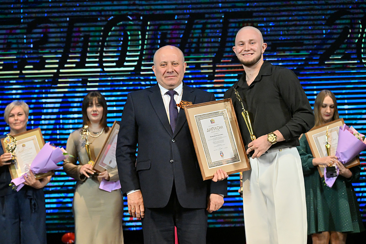 Еще год назад эти якобы не мужские увлечения не помешали министерству образования Хабаровского края отметить педагогический талант Даниила (на фото справа) в рамках Года педагога и наставника.  Фото: Фото: пресс-служба администрации города Хабаровска / khv27.ru