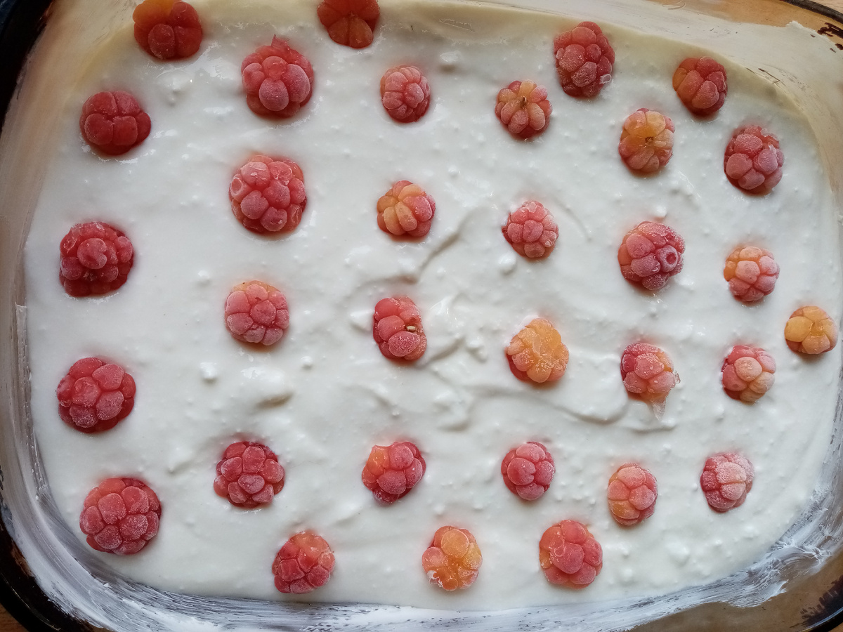 Творожная запеканка с ягодами морошки, фото автора