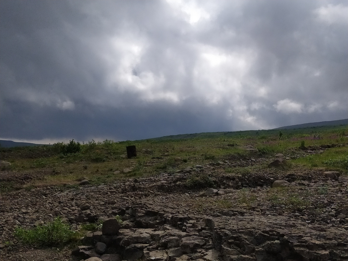 А живут шитолицые в такой вот тундре