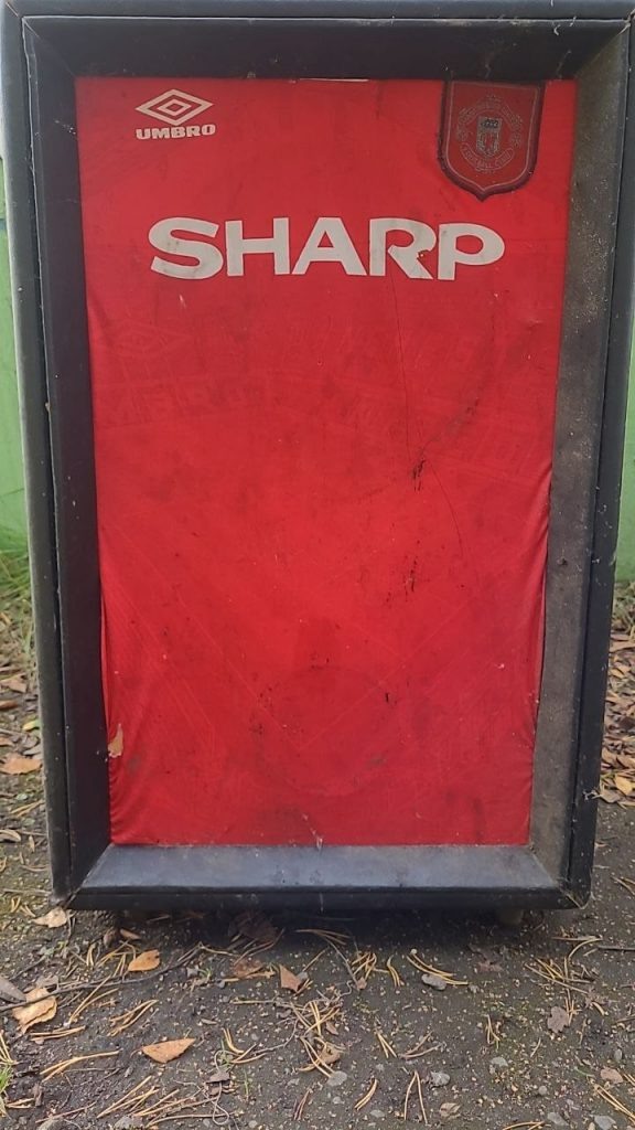 А вот и та самая футболка Константина. Он хранит её до сих пор!