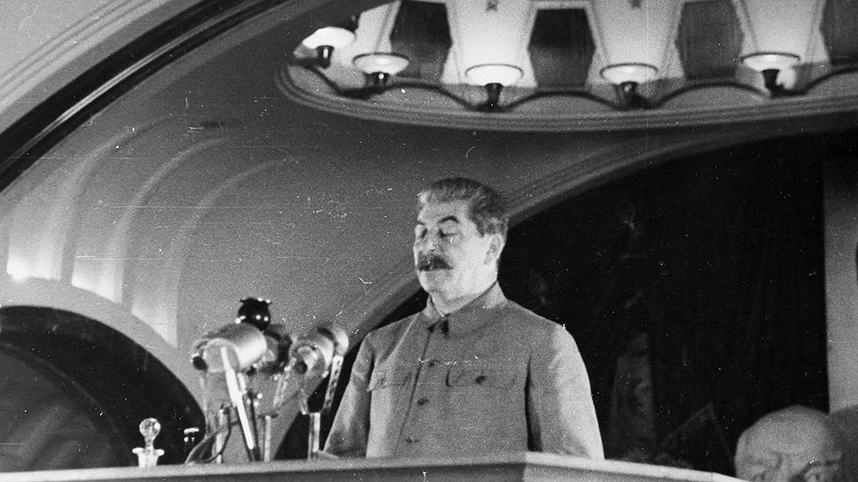 Голос сталина. Метро маяковская 1941 сталин. Сталин 7 ноября 1941. Сталин в метро маяковская. Сталин на параде 7 ноября 1941.