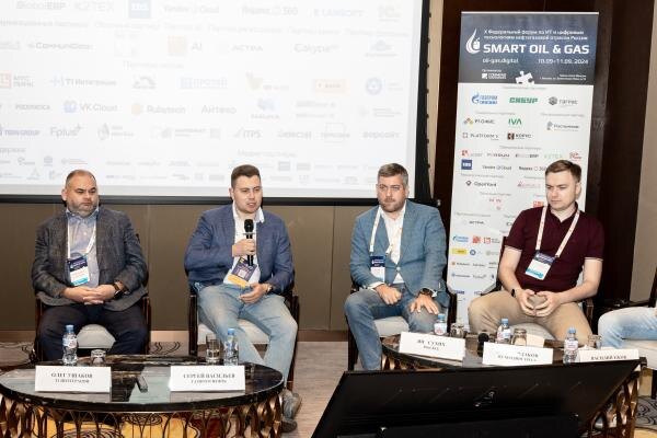 На фо­то (сле­ва нап­ра­во): ди­рек­тор ООО "ТС Ин­тег­ра­ция" ("Т1 Ин­тег­ра­ция") Олег Уша­ков, ру­ково­дитель прак­ти­ки ав­то­мати­зации ПАО "Газ­пром нефть" Сер­гей Ва­силь­ев, вла­делец АО "Циф­ро­вые за­купоч­ные сер­ви­сы" (ISource) Ян Су­хих, ру­ково­дитель де­пар­та­мен­та ин­дус­триаль­ных прог­рам­мно-ап­па­рат­ных ком­плек­сов ИТ-хол­дин­га Fplus Ар­тем Ев­да­ков