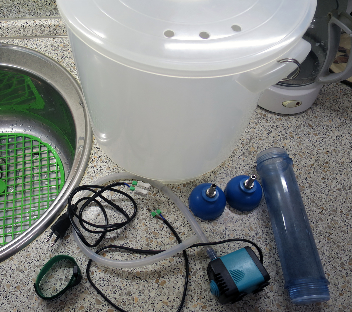 Отверстия в крышке чуть меньше диаметра силиконовых трубок...