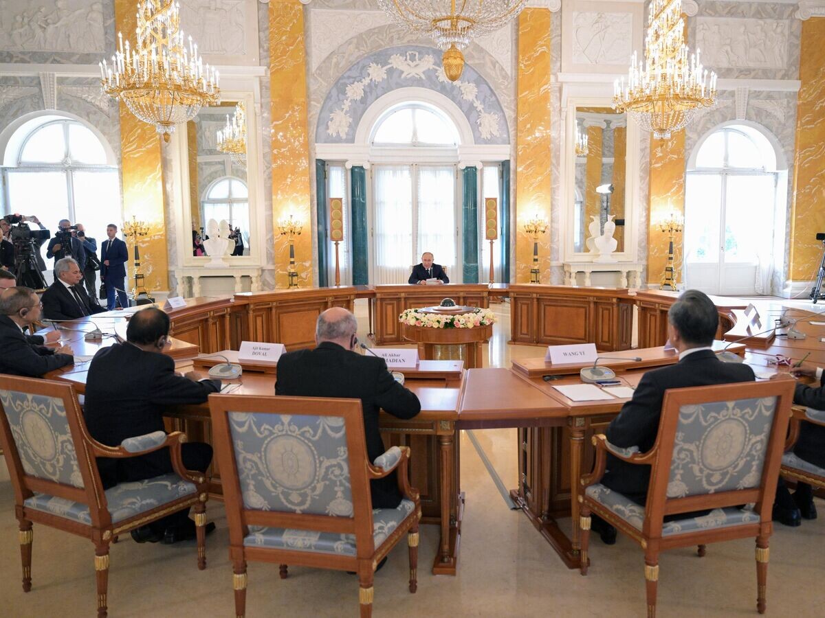    Президент РФ Владимир Путин на встрече с высокими представителями государств БРИКС, курирующими вопросы безопасности, в Санкт-Петербурге© РИА Новости / Кристина Кормилицына