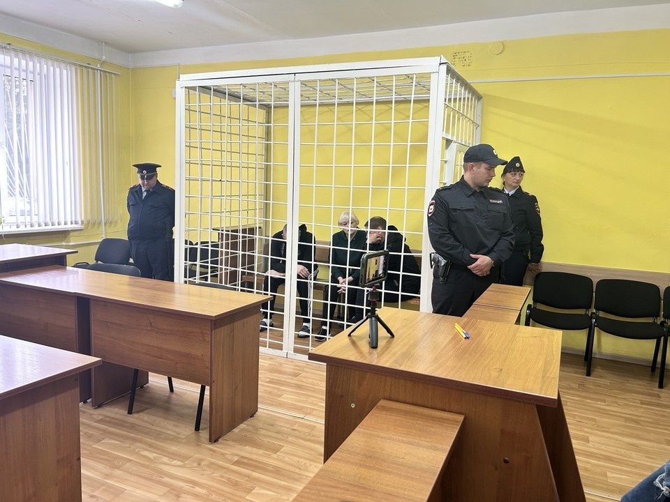 Опекунша, ее муж и зять в клетке. Фото: ГСУ СК России по Красноярскому краю и РХ.