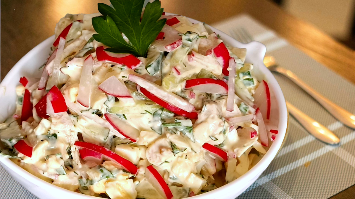 Салат с куриной грудкой, огурцом и сыром