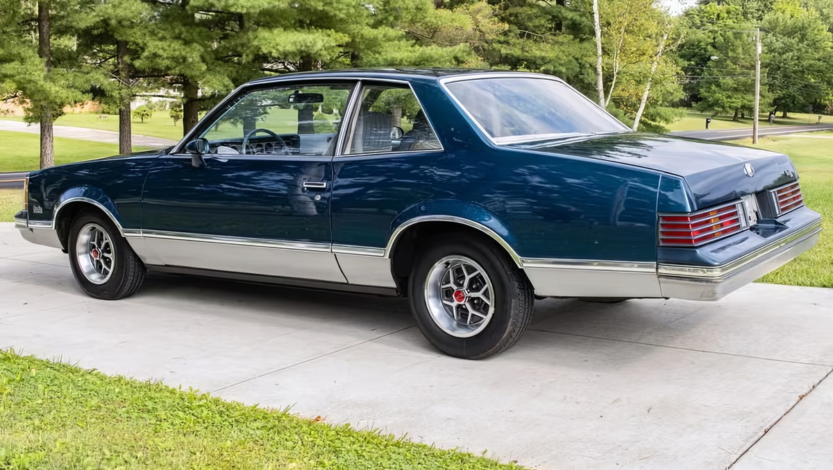 ©Bring a Trailer ©Pontiac