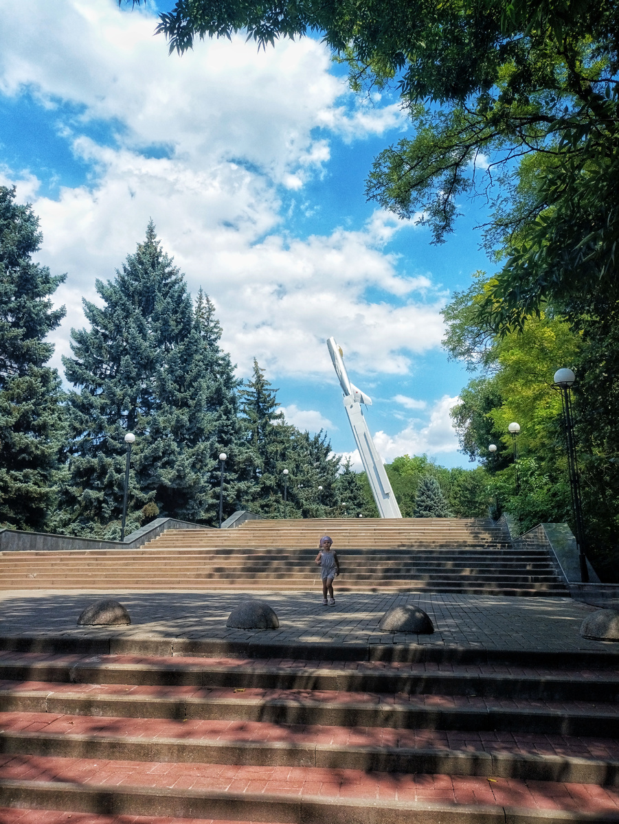 Вид на стеллу с реактивным самолетом МиГ-17ПФ с одного из входов в парк.