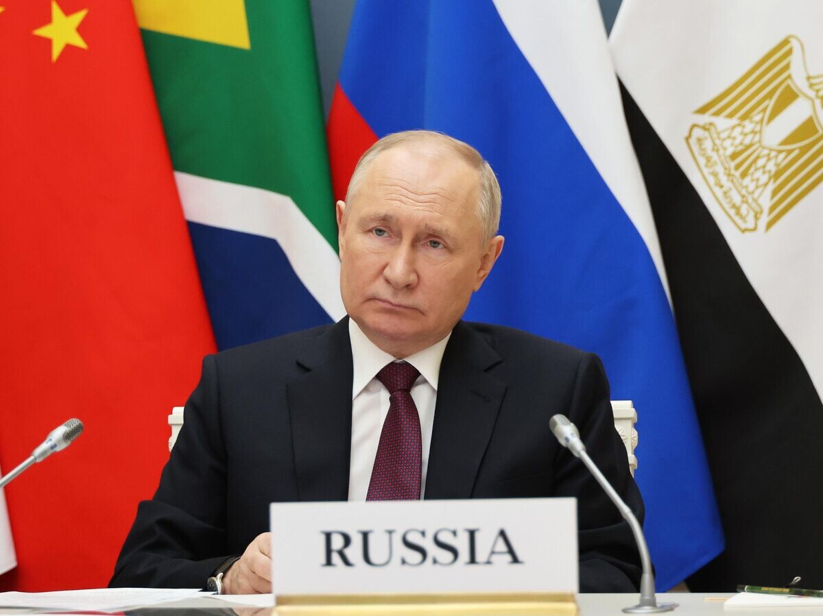    Президент РФ Владимир Путин в режиме видеоконференции принимает участие во внеочередном саммите БРИКС© РИА Новости / Михаил Климентьев