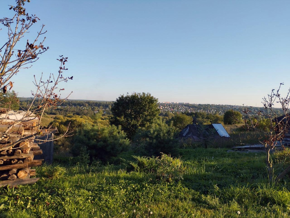 Деревня Скрипорово. Вид на город Малоярославец на другом берегу реки Лужа. 