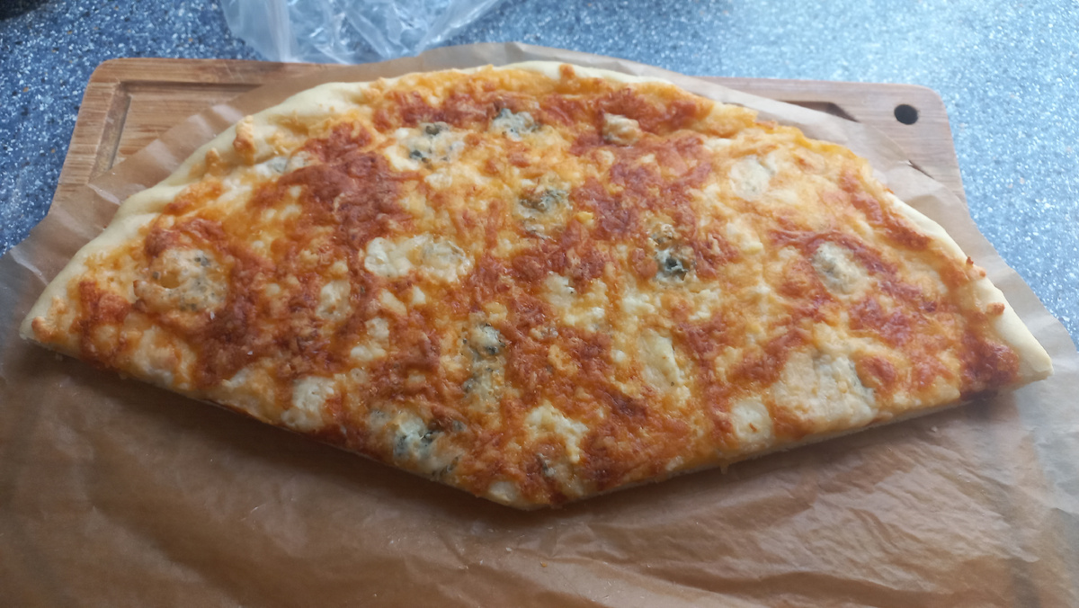 Вчерашняя пицца выглядит не так красиво, как свежая 