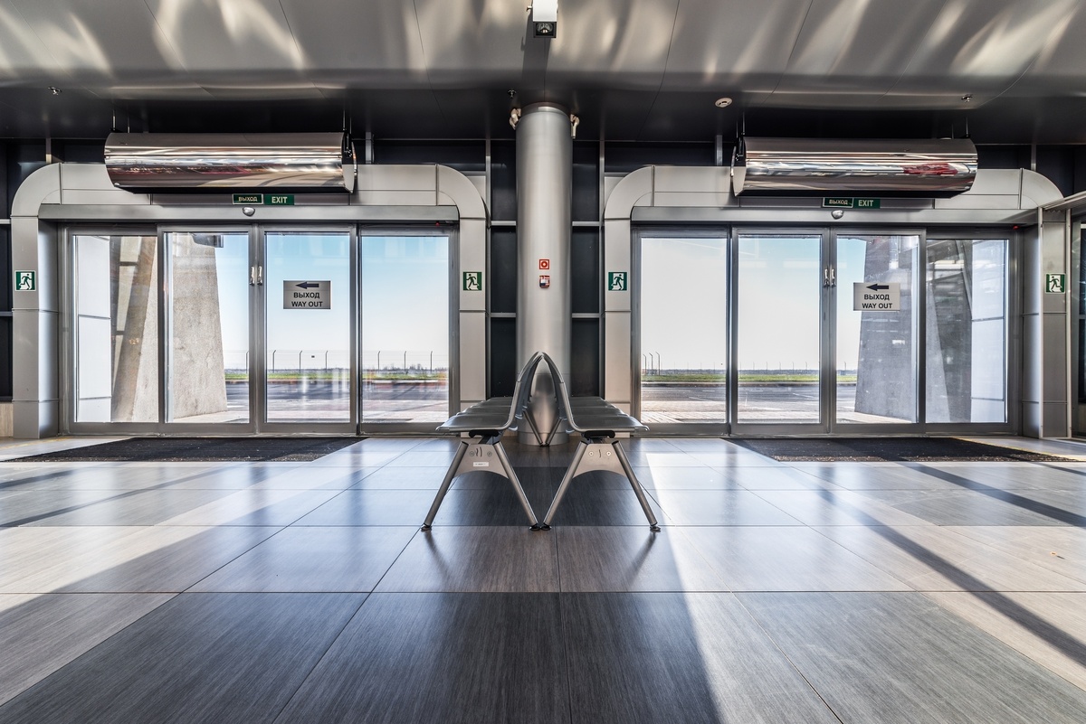 Первый образ, который нам приходит когда мы слышим слово "путешествие" - это железные лавки-кресла в огромном зале с панорамными окнами