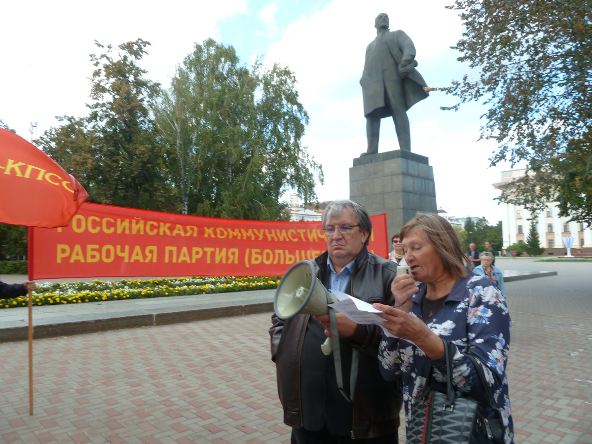 Секретарь собрания Л.В. Петухова зачитывает текст проекта постановления собрания
