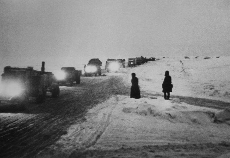 Колонна грузовиков следует по «Дороге жизни» на Ладожском озере.