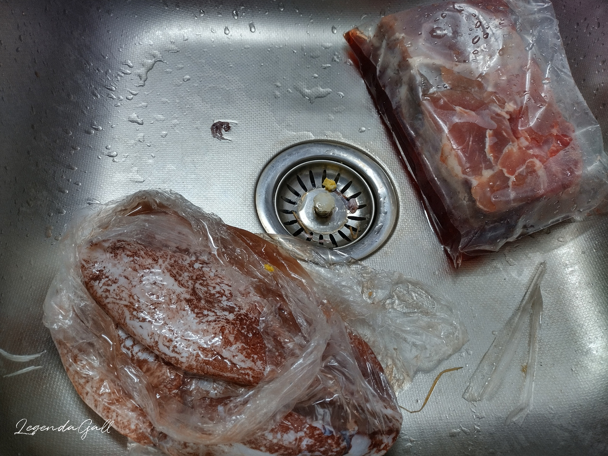 А в раковине плачут кальмары и кусок говядины, тоже для фарша