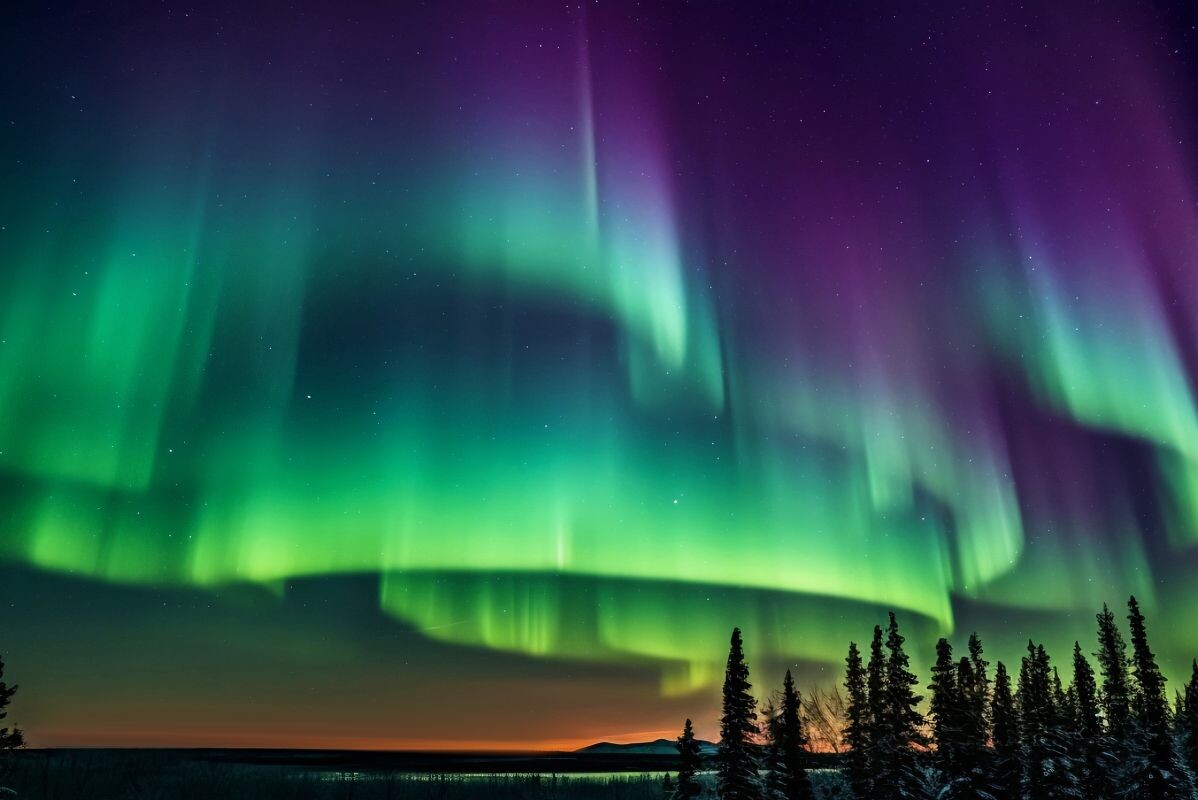 По мнению учёных, сегодня ночью есть высокая вероятность увидеть северное сияние. Фото: freepik