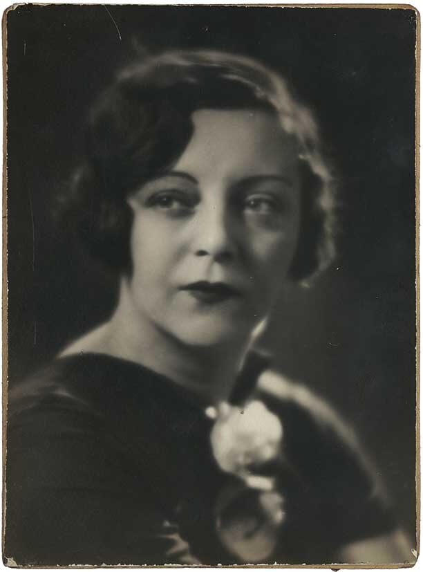 Нино Гегечкори. Другая версия их знакомства выглядела иначе. Согласно книге журналиста и историка Зеньковича «Маршалы и генсеки», в начале 1920-х годов Нино отправилась просить за своего арестованного брата. На железнодорожной станции в Сухуми стоял поезд, на котором Берия собирался поехать в Тбилиси. Девушка обратилась к нему с просьбой о помощи. Лаврентий пригласил её в своё купе и продержал там несколько дней, после чего предложил стать его женой. Сама же Нино всё это отрицала.