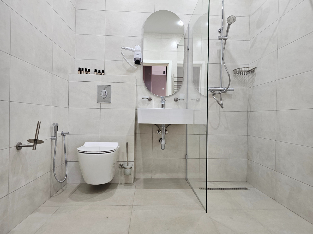 Подвесная сантехника в отеле