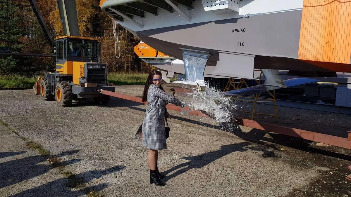 Построенное СПК из цеха выводится минитрактором на специальной тележке и подводится под козловой кран. Фото с "Яндекс.Картинки".