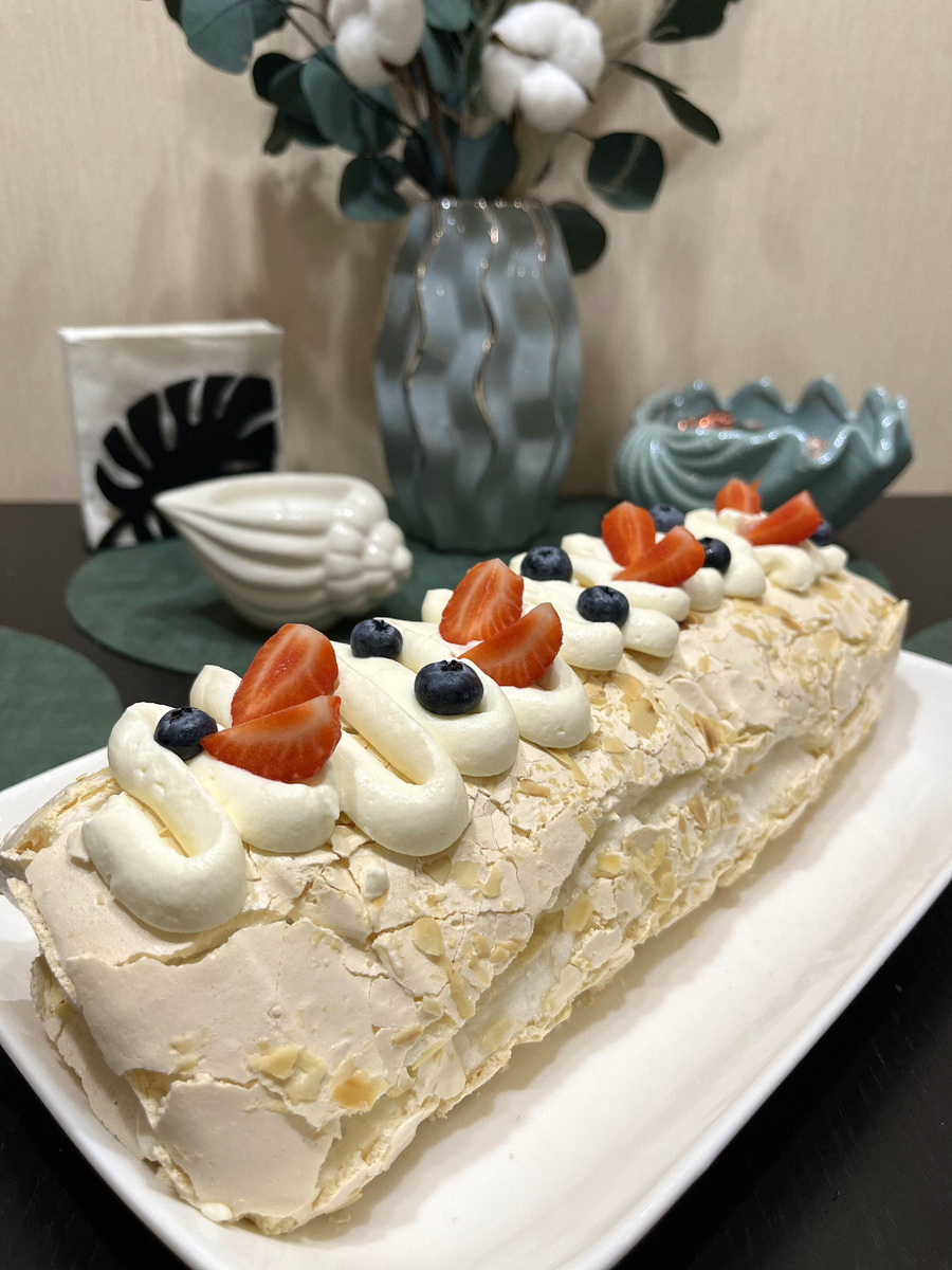Меренговый рулет со сливочным кремом "Чиз" и клубникой