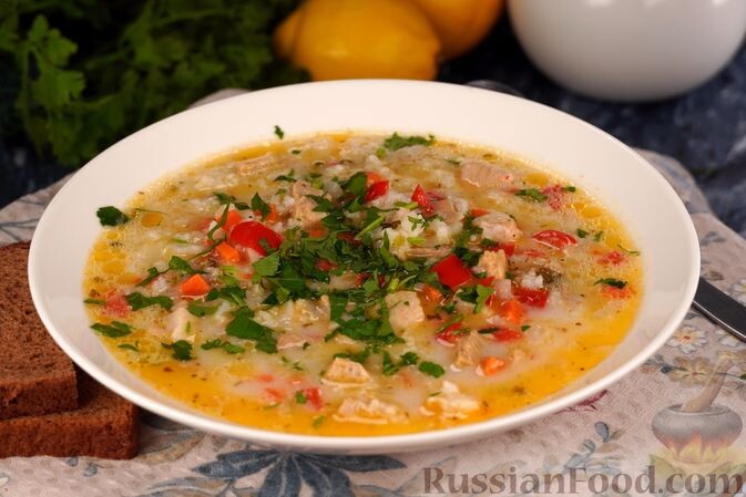 свинина, перец болгарский, рис, сметана, корень сельдерея, лук репчатый, морковь, масло растительное, мука, лимон, тимьян, зира, мускатный орех молотый, соль, перец чёрный молотый, зелень