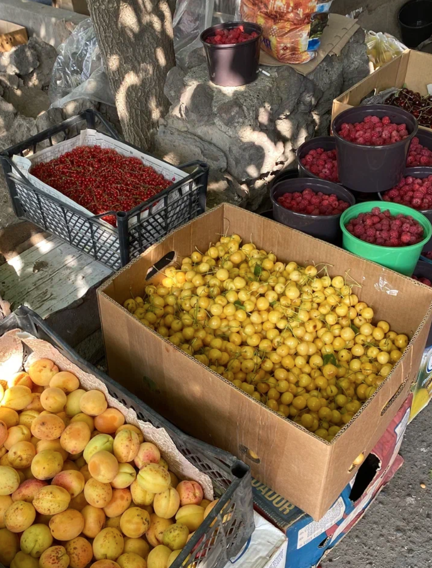 ягоды и фрукты в Ереване