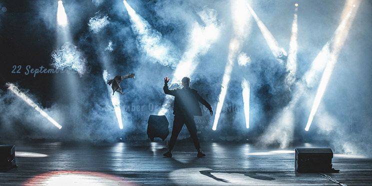 Свет, контрастные тени, дым, стремительное движение — всё это делает концертную фотографию очень непростой задачей / Фото: unsplash.com