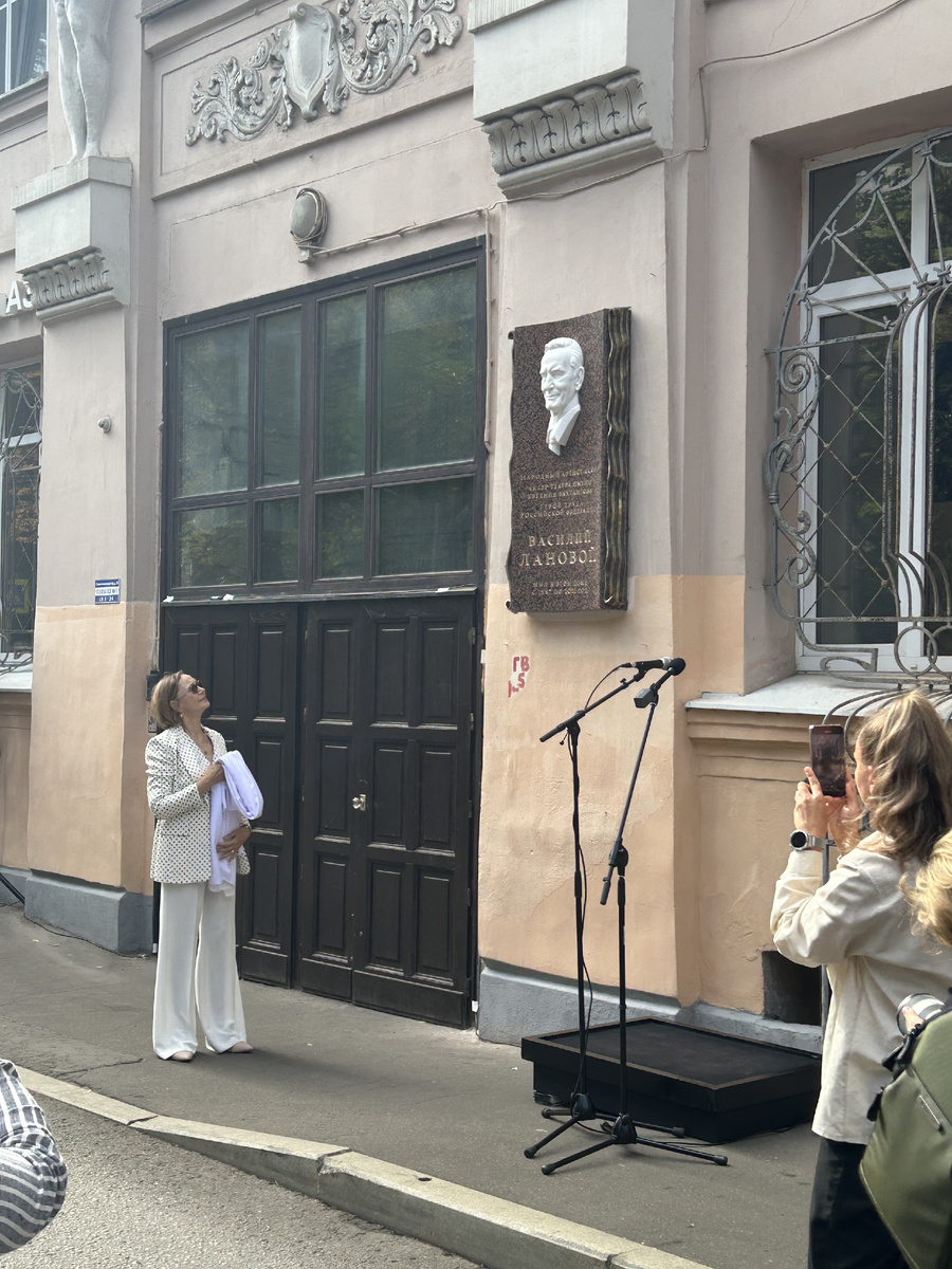 Ирина Купченко. Открытие мемориальной доски в память о В. Лановом. Фото: Art&Culture.