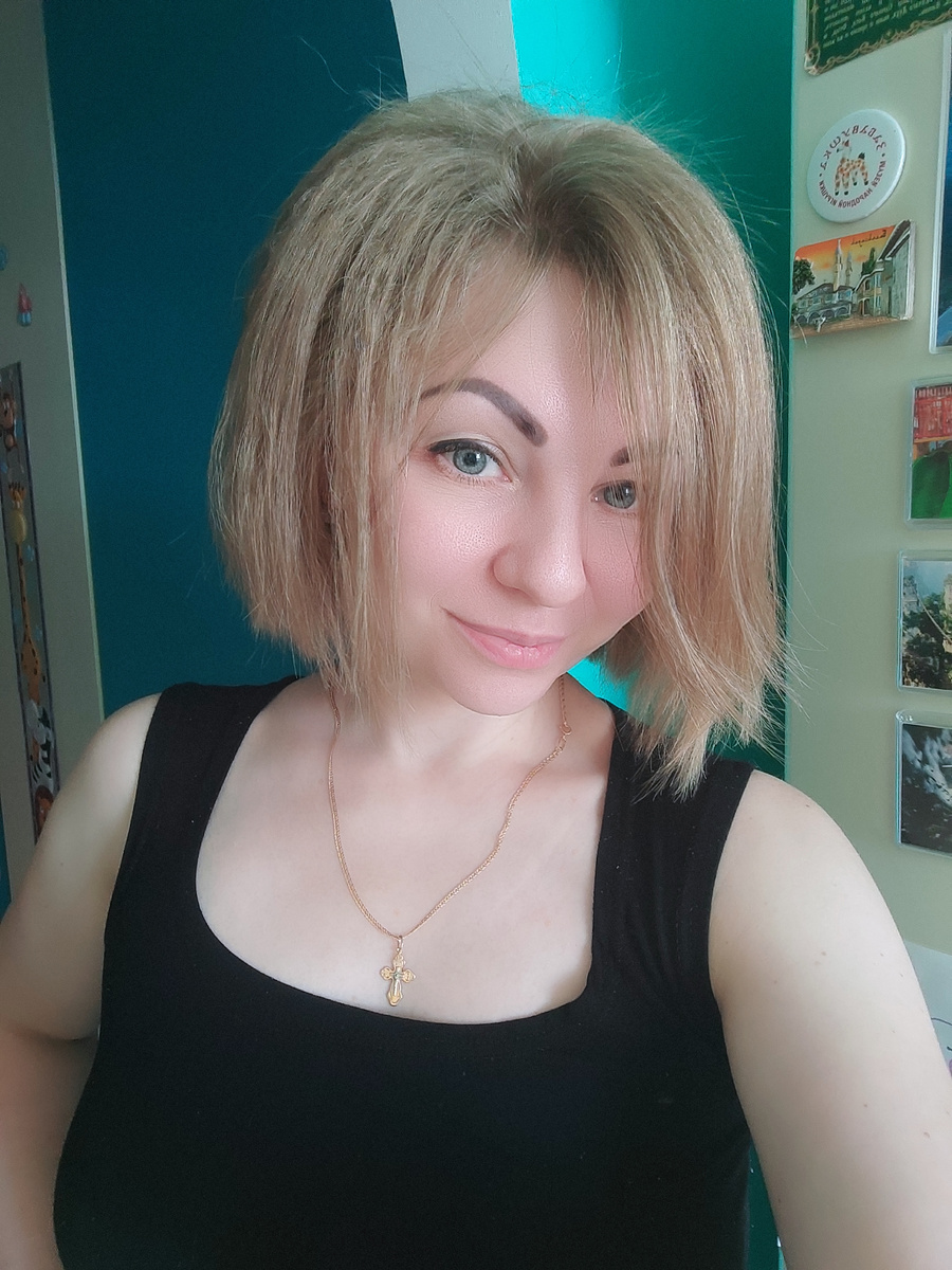 Здравствуйте, дорогие друзья! Меня зовут Лена, мне 35 лет, счастливая жена и мама трёх деток:) Единственное,чего мне хватало в жизни - это самореализация! Делать что то важное, что то нужное,помогать людям, но я не знала как. Я очень долго думала о чем могу писать в блоге, но с течением времени, работая над собой, у меня появилась идея, поделиться историей своей жизни! Я расскажу вам свою историю, что то вроде биографии, в моей жизни, было трудное детство, и я очень долго не могла выбраться наверх, я расскажу как детские травмы повлияли на мою жизнь, как я не могла выбраться из череды неудач, безденежья и печали, но сейчас, я готова поделиться с миром, своей историей! И, возможно, я уже смогу кому то помочь🙏                                                      Не судите строго, ведь это мой первый опыт, первый раз, я иду в свой страх и обнажаю свою историю на большую аудиторию🙏