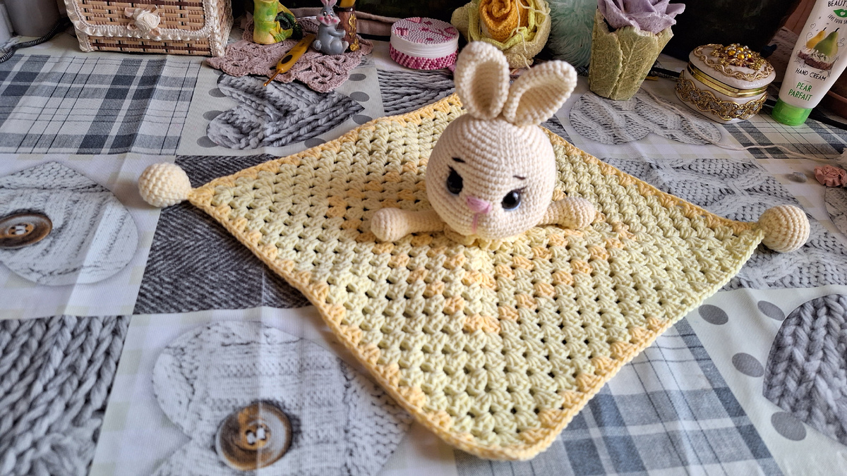 Комфортер "зайка" связам из полухлопка ярн арт джинс. Можно стирать,отпаривать. Все пришито максимально надежно для безопасности малышки🤗❤️