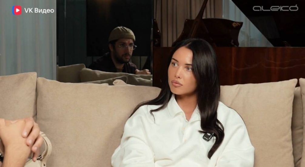   Кадр из видео «What in my bag» для VK Видео.