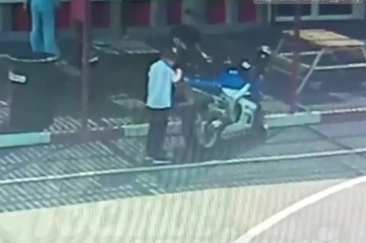    В Ростовской области байкер ударил ребёнка-инвалида, потрогавшего мотоцикл