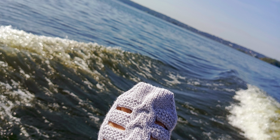 Тапочки -"Морская прогулка" или как связать оригинальную модель спицами